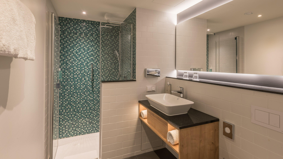 Bathroom 4, Premier Inn Müchen Airport, Freising
