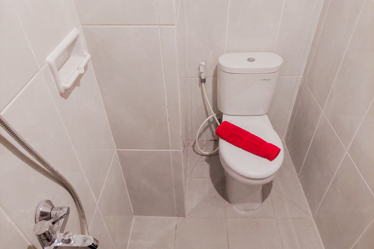 Bathroom 5, Nice and Comfy Studio at Serpong Garden Apartment By Travelio, Tangerang
