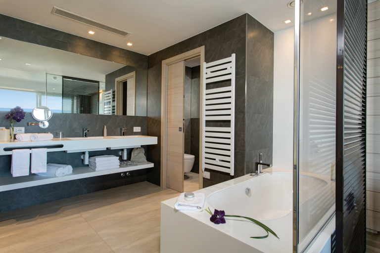 Bathroom 11