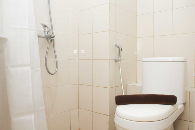 Bathroom 5, Nice and Elegant Studio at Riverview Jababeka Apartment By Travelio, Cikarang