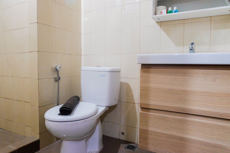 Bathroom 5, Prime Location Sudirman Park Studio Apartment By Travelio, Jakarta Pusat