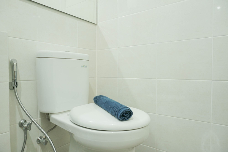 Bathroom 5, Comfort and Elegant 1BR Green Bay Condominium Apartment By Travelio, Jakarta Utara