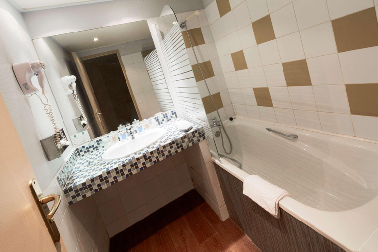 Bathroom 4, Hotel Europe and Spa, Marne