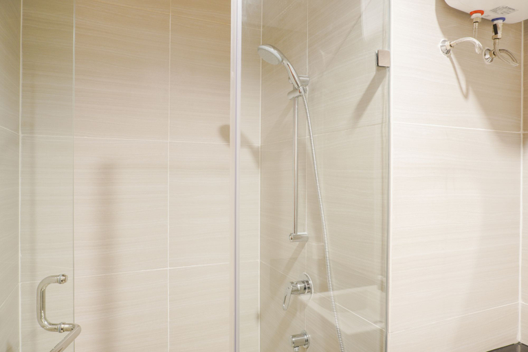 Bathroom 5, Nice and Comfort Studio at West Vista Apartment By Travelio, Jakarta Barat