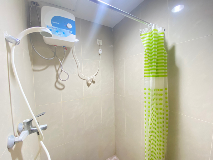 Bathroom 5, Modern Studio Room at Taman Melati Jatinangor Apartment By Travelio, Sumedang