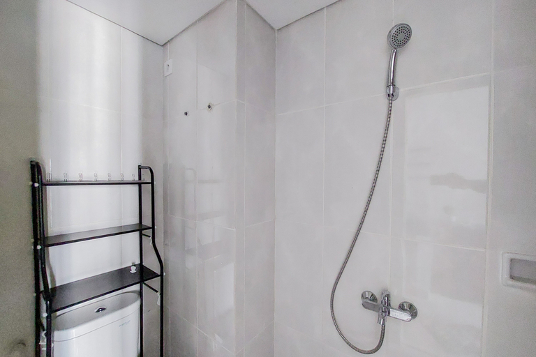 Sport & Beauty 5, Comfy and Minimalist Studio Room at Serpong Garden Apartment By Travelio, Tangerang
