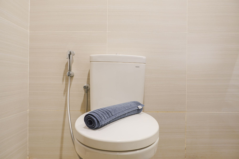 Bathroom 3, Luxurious 1BR at West Vista Apartment By Travelio, West Jakarta