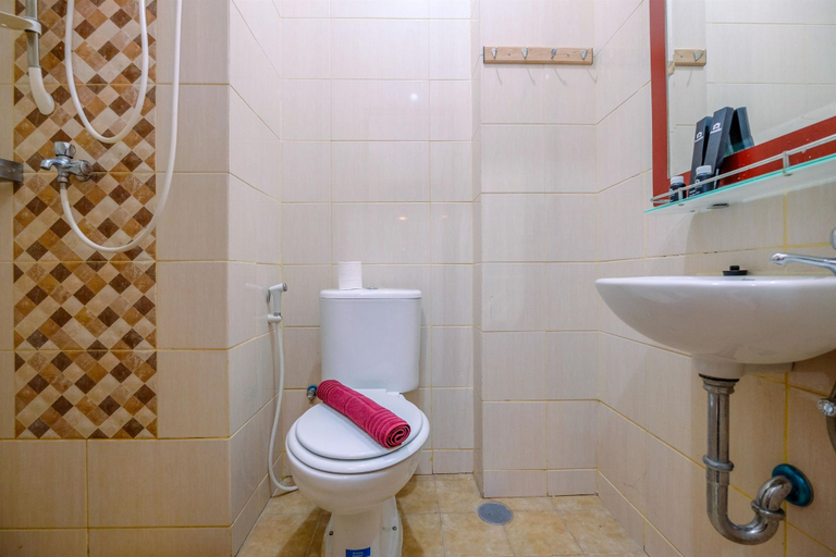 Bathroom 5, Minimalist and Homey Studio at Dave Apartment By Travelio, Depok