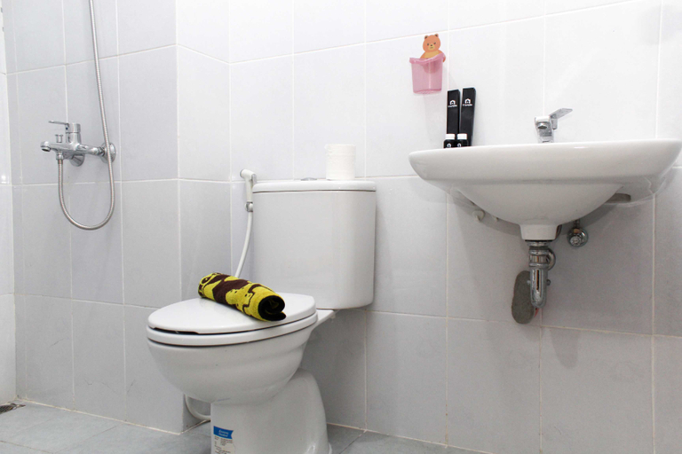 Bathroom 5, Fancy and Elegant Studio at Patraland Urbano Apartment By Travelio, Bekasi