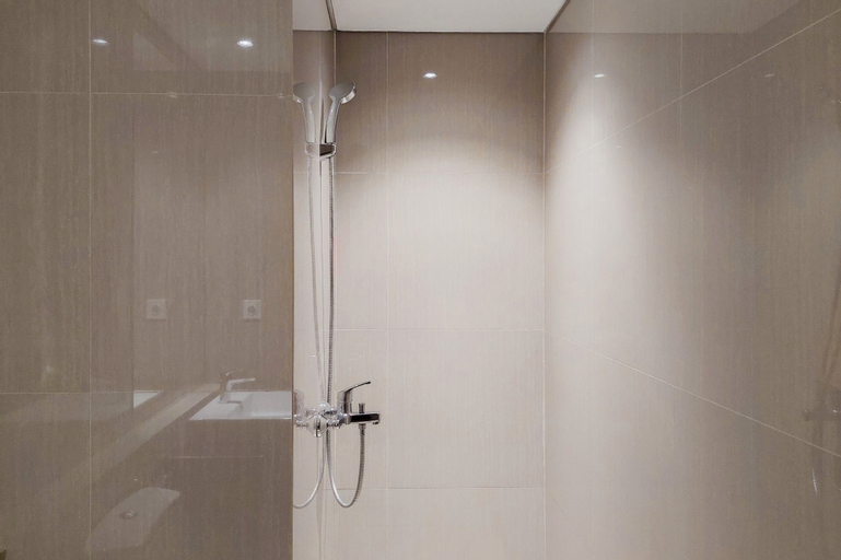 Comfy and Minimalist Studio at Embarcadero Bintaro Apartment By Travelio, South Tangerang