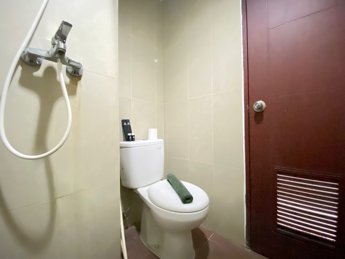 Bathroom 5, Pleasant Studio Room at Taman Melati Jatinangor Apartment By Travelio, Sumedang
