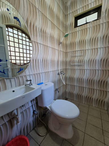 Bathroom 4, Villa Kota Bunga Jepang Puncak with Swimming Pool by Nimmala, Bogor
