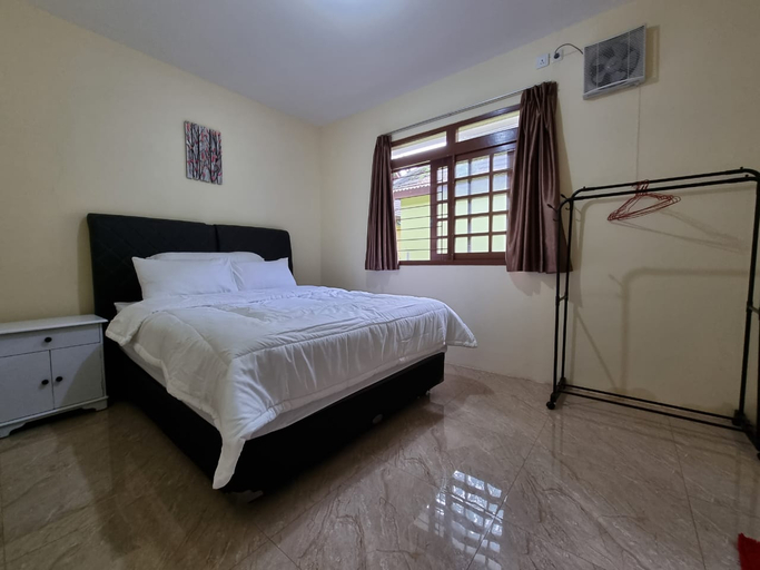 Bedroom 3, Villa Kota Bunga Jepang Puncak with Swimming Pool by Nimmala, Bogor