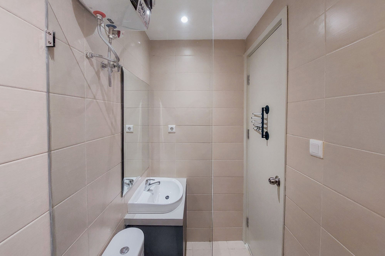 Bathroom 5, Comfortable and Tidy Studio Apartment at Saveria BSD City By Travelio, Tangerang
