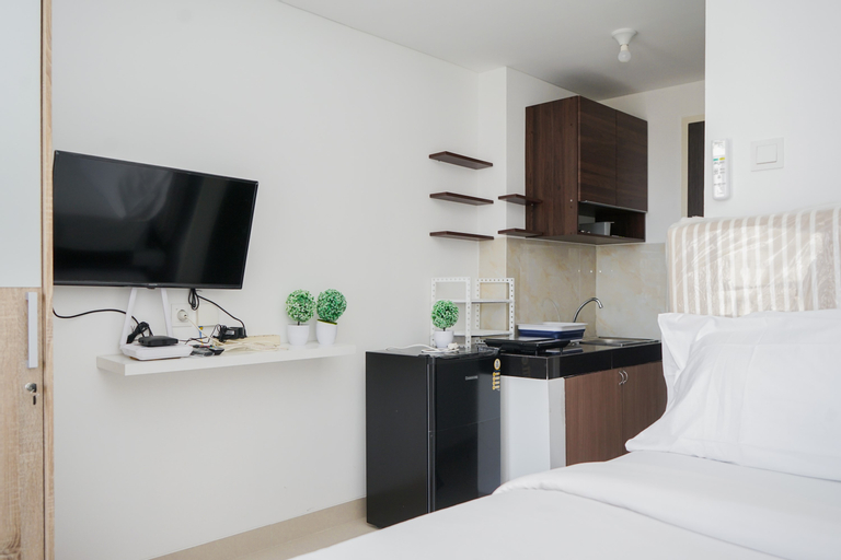 Dining Room 1, Comfy and Minimalist Studio Room at Serpong Garden Apartment By Travelio, Tangerang