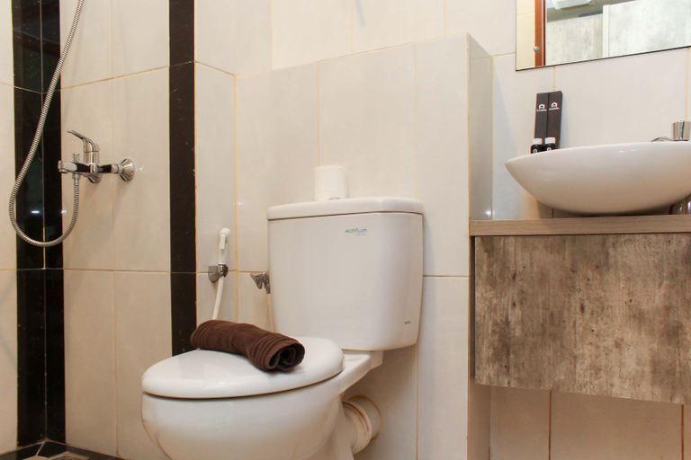 Bathroom 5, Cozy and Nice Studio at Grand Kamala Lagoon Apartment By Travelio, Bekasi