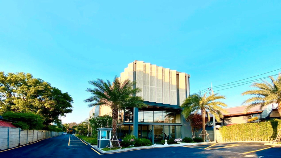 Exterior & Views 11