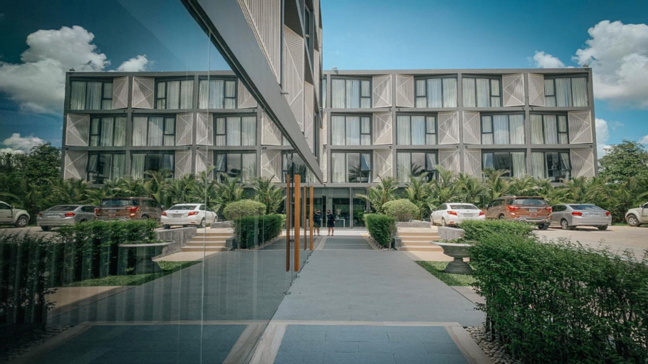 Exterior & Views 10