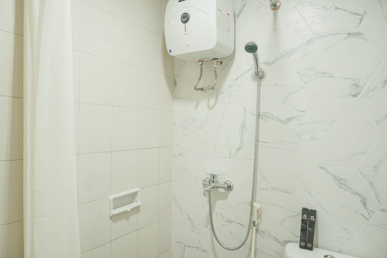 Bathroom 5, Quiet Studio Room Signature Park Grande Apartment By Travelio, South Jakarta