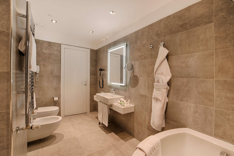 Bathroom 14