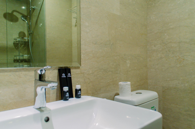 Bathroom 5, Comfortable Studio @ Menteng Park Apartment By Travelio, Central Jakarta