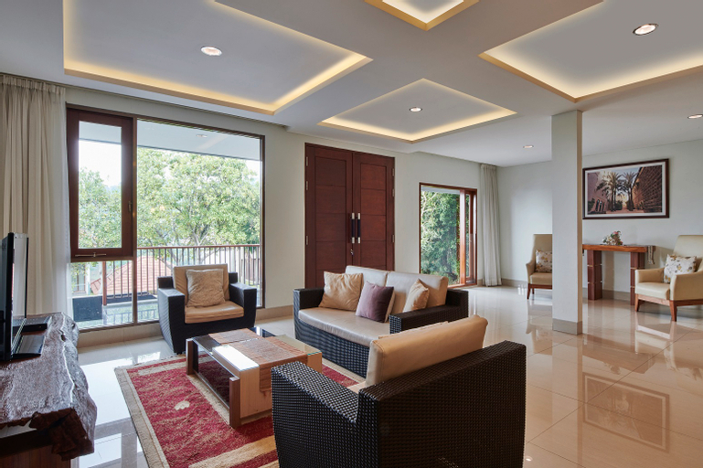 Kencana Villa 7BR with a private pool, Bandung