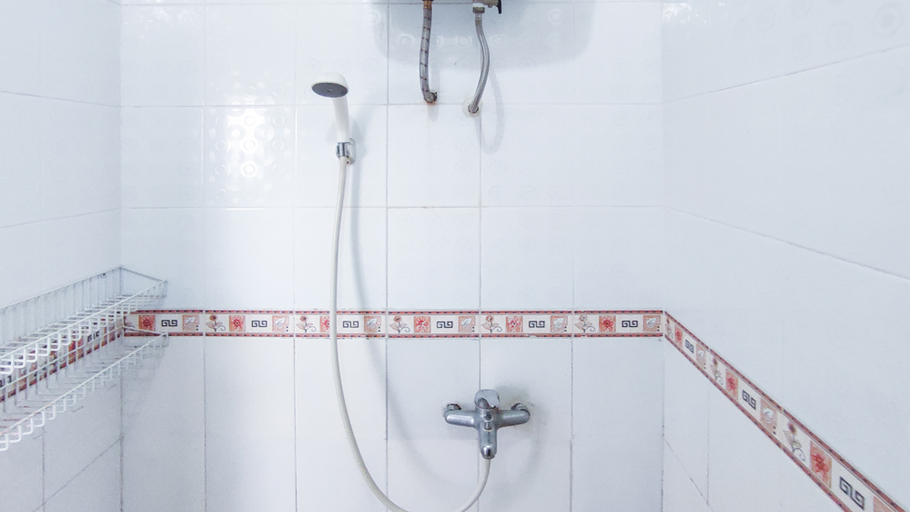 Bathroom 5, Lily's Room at Apartment Cibubur Village, East Jakarta