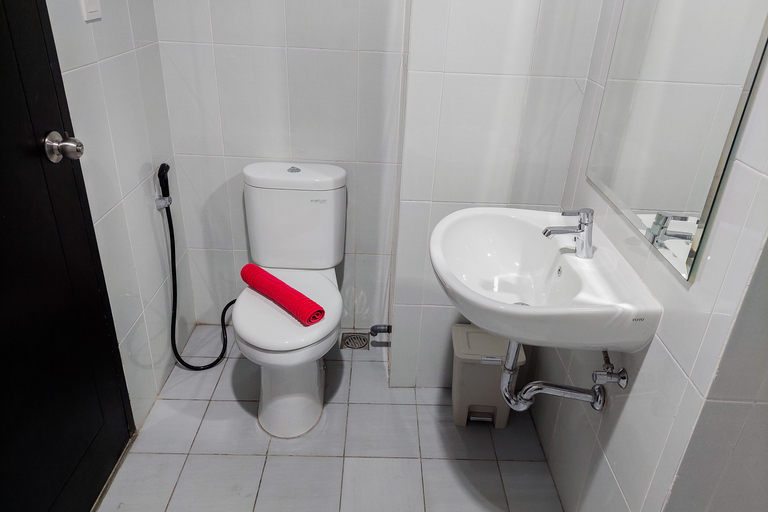 Bathroom 5, Comfy 1BR Apartment at Casa De Parco By Travelio, Tangerang