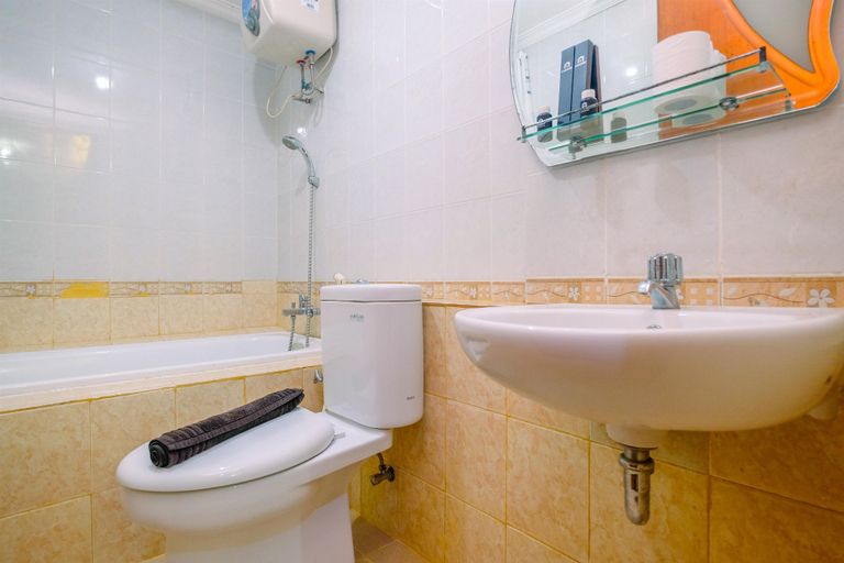 Bathroom 5, Lush 3BR Residence at Grand Palace Kemayoran By Travelio, Jakarta Pusat