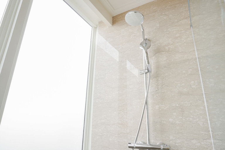 Bathroom 5, Elegant and Spacious 3BR Menteng Park Apartment By Travelio, Jakarta Pusat