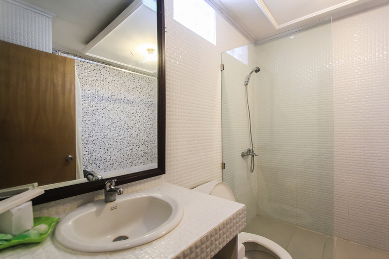 Bathroom 13