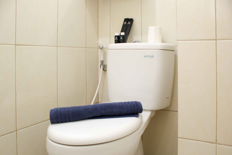 Bathroom 5, Nice and Cozy Studio Apartment at Springlake Summarecon Bekasi By Travelio, Bekasi