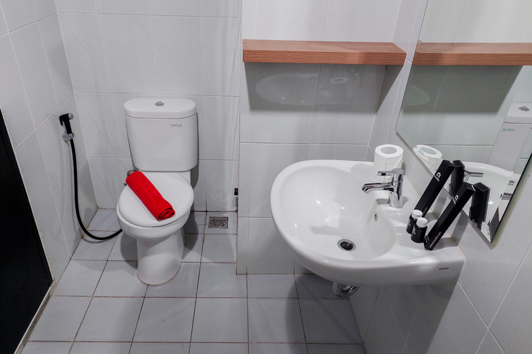 Bathroom 5, Minimalist and Warm Studio Casa De Parco Apartment By Travelio, Tangerang