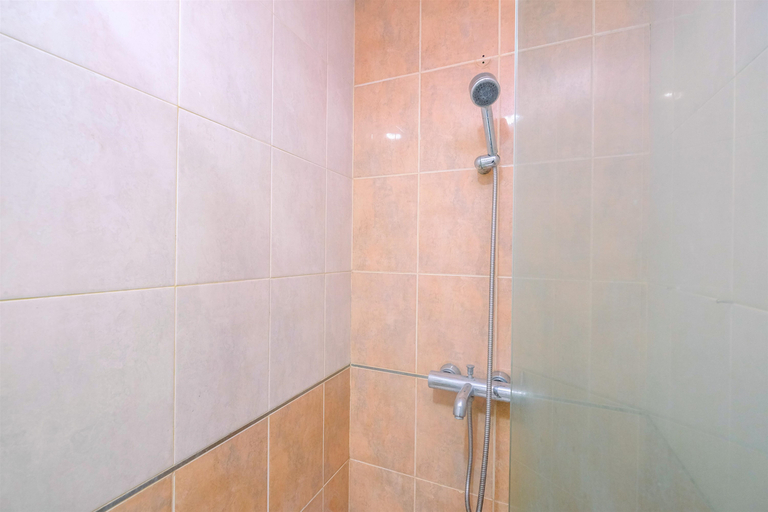Bathroom 5, Simple and Comfy Studio Room at Tamansari Sudirman Apartment By Travelio, Jakarta Selatan