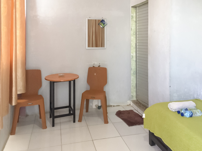 Bedroom 5, Aquino Marito Homestay Mitra RedDoorz, Toba