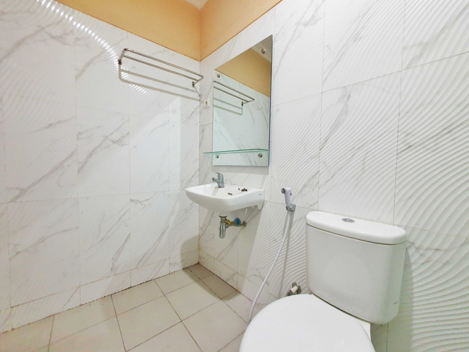 Bathroom 3, RedDoorz Syariah @ Graha Adi Karya Kartasura, Sukoharjo