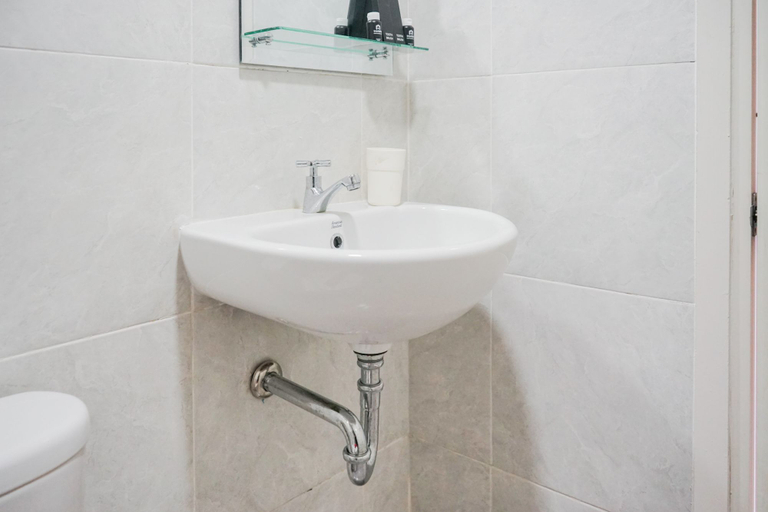 Bathroom 5, Comfortable Parkland Avenue 2BR Apartment By Travelio, South Tangerang