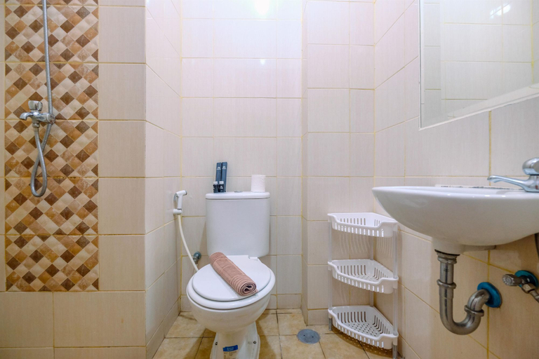 Bathroom 3, Comfortable and Cozy Living Studio Room Apartment at Dave By Travelio, Depok