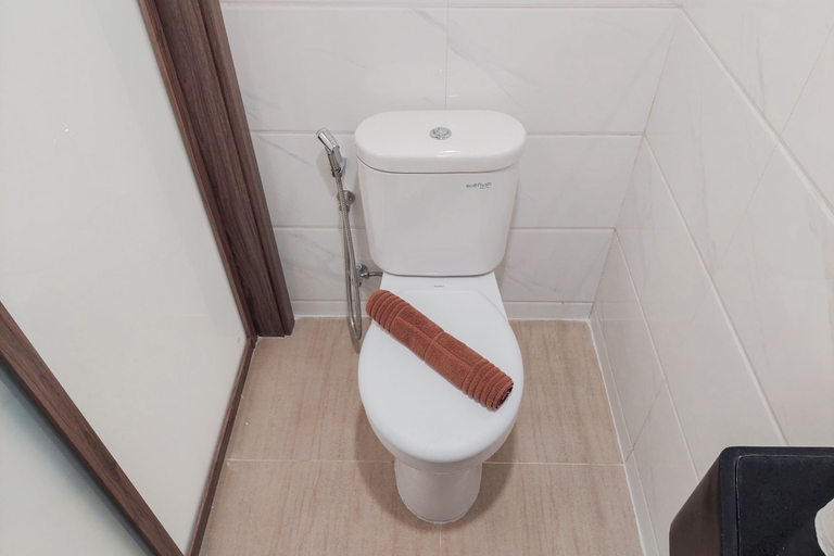 Bathroom 5, Nice and Cozy Studio at Sky House BSD Apartment By Travelio, Tangerang Selatan