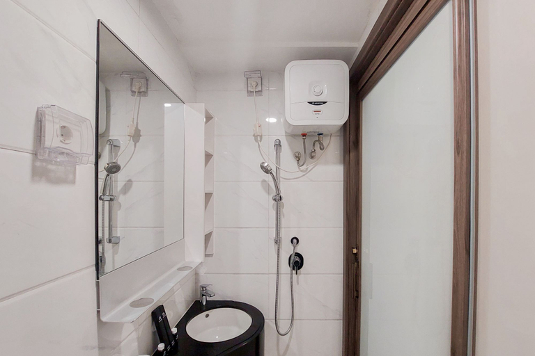 Bathroom 5, Nice and Elegant Studio at Sky House BSD Apartment Near AEON Mall By Travelio, Tangerang Selatan