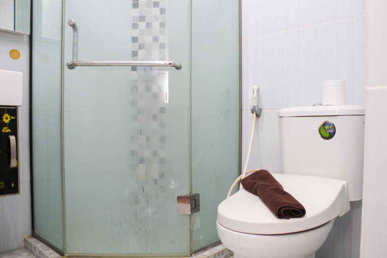 Bathroom 5, Comfort Studio Apartment at Metropark Condominium Jababeka By Travelio, Cikarang