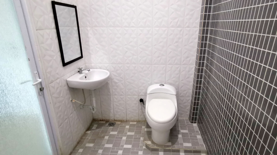 Bathroom 5, Hotel Aqiilah Syariah, Lamongan