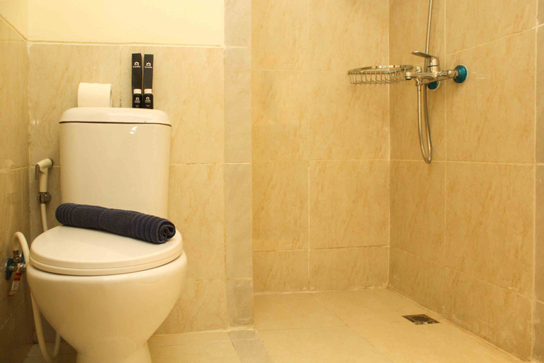 Bathroom 5, Comfortable and Spacious 2BR at Meikarta Apartment By Travelio, Cikarang