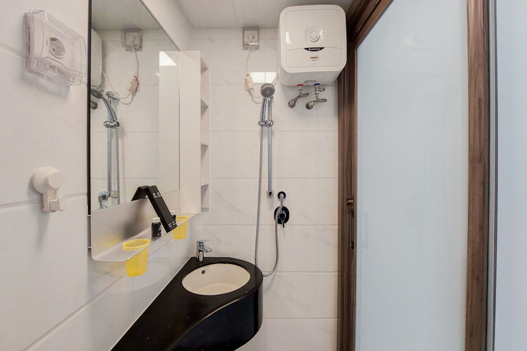 Bathroom 5, Pleasurable Studio at Sky House BSD Apartment By Travelio, South Tangerang
