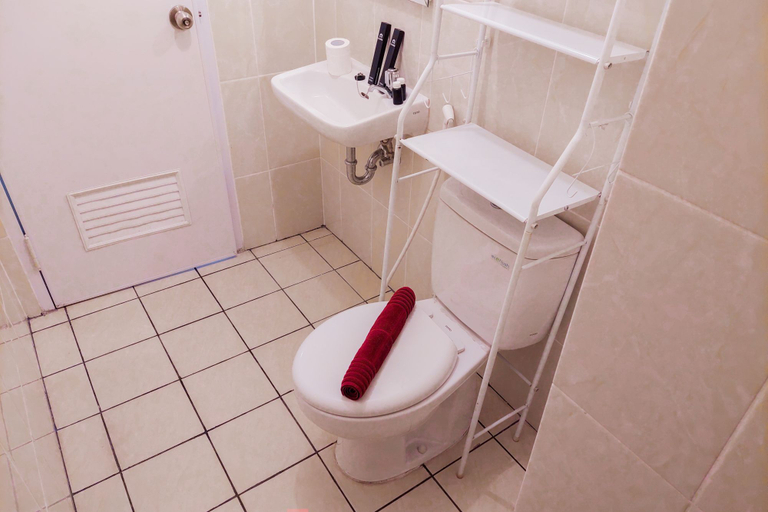 Bathroom 4, Restful and Cozy 2BR Apartment at M-Town Residence By Travelio, Tangerang