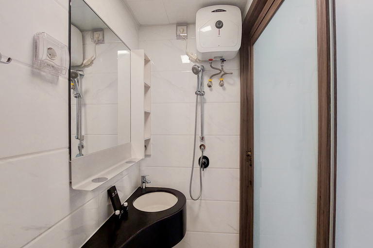 Bathroom 5, Elegant and Comfy Studio at Sky House BSD Apartment By Travelio, South Tangerang