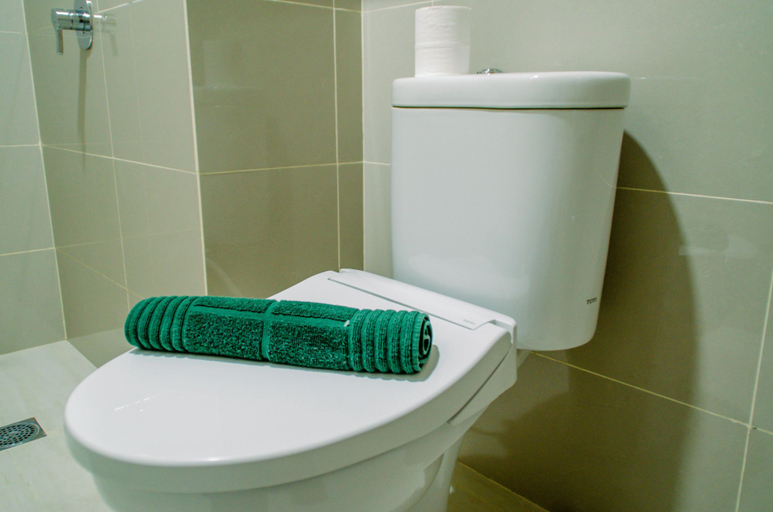 Bathroom 5, Cozy and Nice Studio at Apartment B Residence By Travelio, South Tangerang
