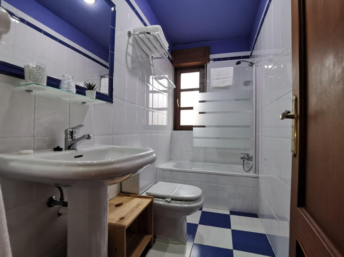 Bathroom 4, El Trasgu, Asturias