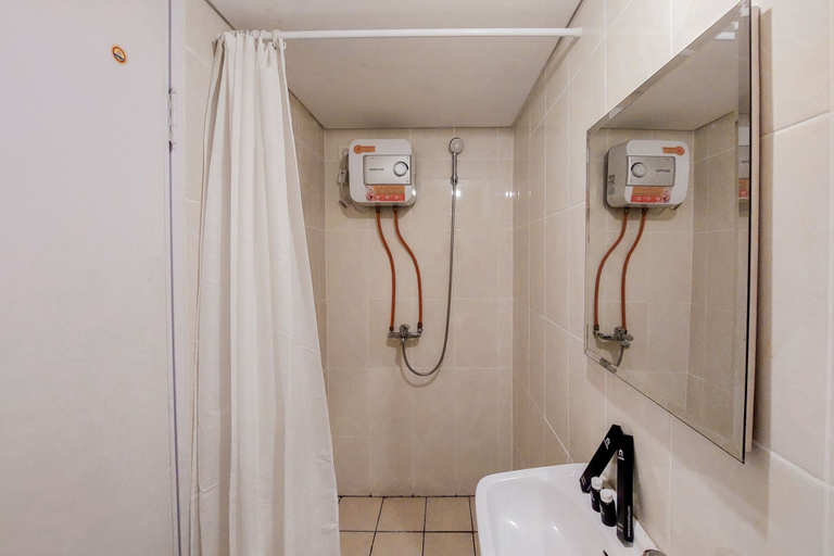 Bathroom 5, Comfort and Warm Studio Room Apartment at M-Town Residence By Travelio, Tangerang