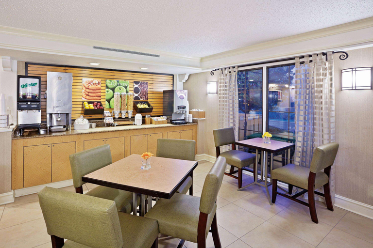 Exterior & Views 2, Sleep Inn & Suites Merrillville, Lake